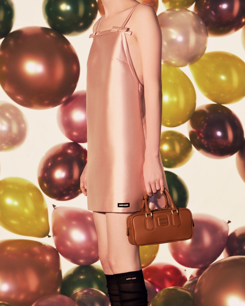 mm_25_digital_holiday25-fashion_photo_collateral_derived_04_nologo_4x5_300